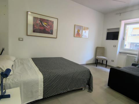 Bed, TV and multimedia, Bedroom