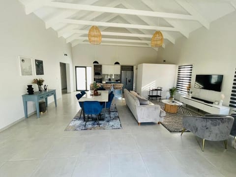 TV and multimedia, Kitchen or kitchenette, Living room, Seating area, Dining area