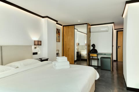 Bed, Bedroom, towels