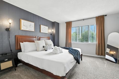 City Luxry Free Parking Sleeps 8 Prime Loc Apartment in Crystal City