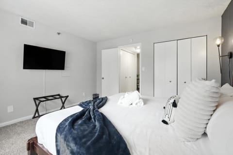 City Luxry Free Parking Sleeps 8 Prime Loc Apartment in Crystal City