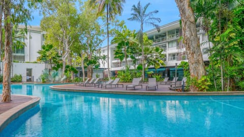 Property building, Natural landscape, Garden, Swimming pool, Swimming pool