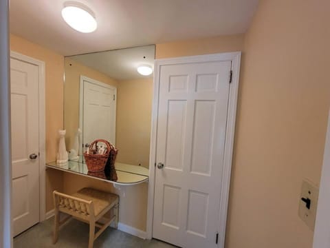 Your Home Away from Home Sleeps 12 Fully Equipped House in Youngstown