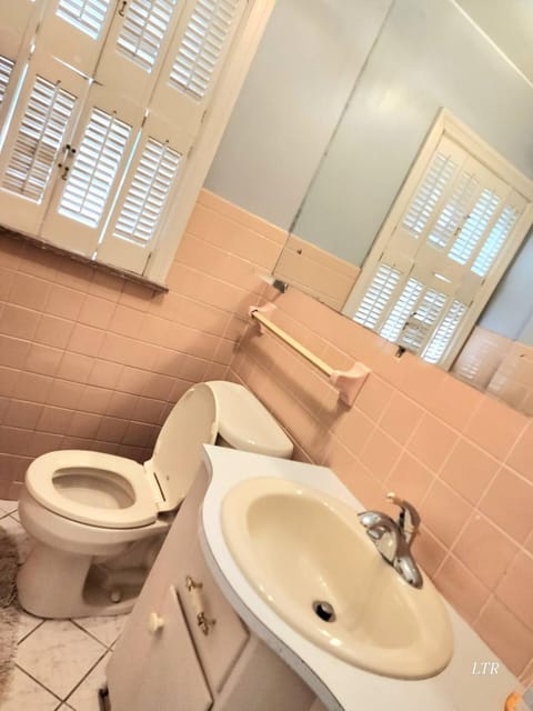 Your Home Away from Home Sleeps 12 Fully Equipped House in Youngstown