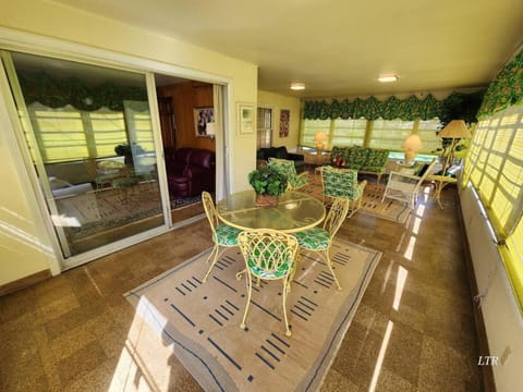 Your Home Away from Home Sleeps 12 Fully Equipped House in Youngstown