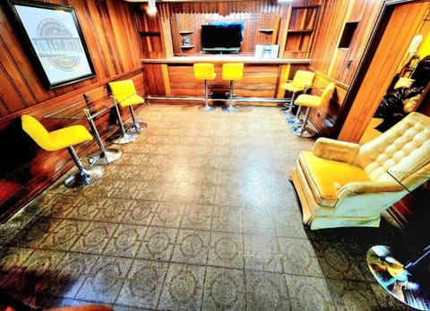 Your Home Away from Home Sleeps 12 Fully Equipped House in Youngstown