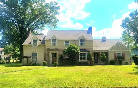 Your Home Away from Home Sleeps 12 Fully Equipped House in Youngstown