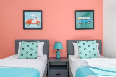 Bed, Photo of the whole room, Decorative detail, Bedroom