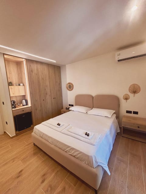 Photo of the whole room, Bedroom, towels, wardrobe, air conditioner