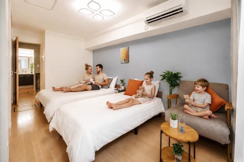 Bed, People, Bedroom, children, Family, air conditioner