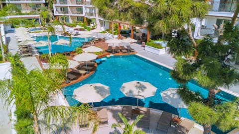 Property building, Patio, Spring, Day, Garden, Garden view, Pool view, Swimming pool, sunbed