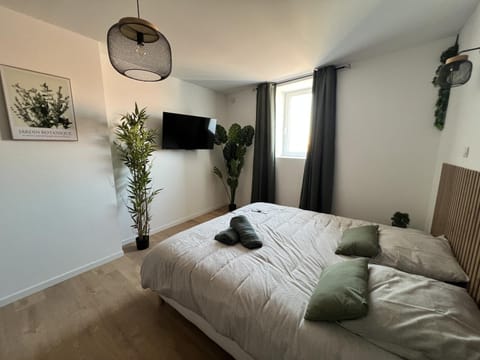 Bed, Bedroom