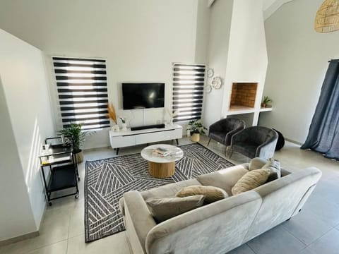 Communal lounge/ TV room, TV and multimedia, Living room