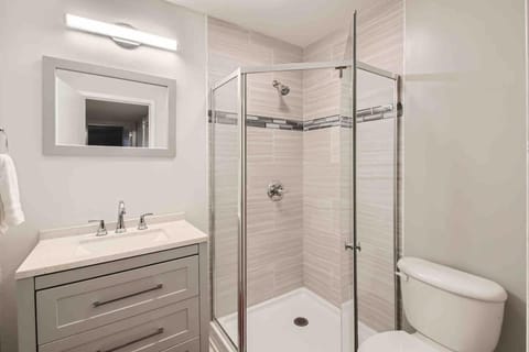 Uncork and Unwind FREE Parking POOL Walk to Broadway! Apartment in East Nashville