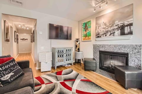Uncork and Unwind FREE Parking POOL Walk to Broadway! Apartment in East Nashville