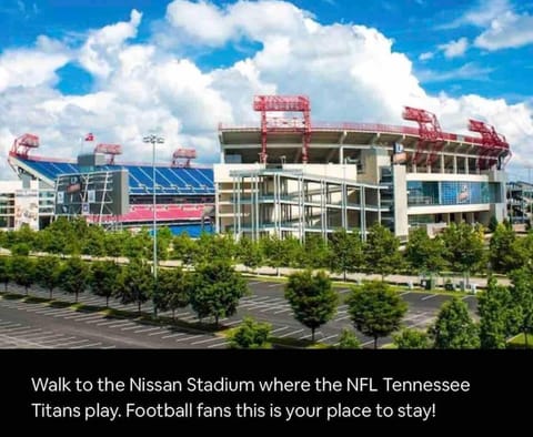 Uncork and Unwind FREE Parking POOL Walk to Broadway! Apartment in East Nashville