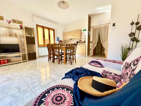 Kitchen or kitchenette, Living room, Seating area, stove