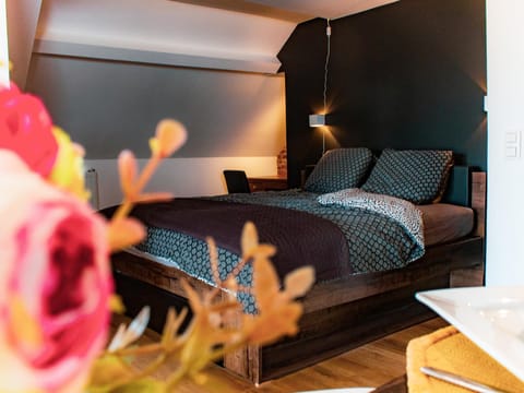 Bed, Living room, Photo of the whole room, Seating area, Bedroom