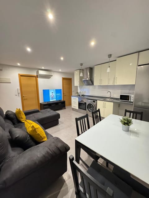 Kitchen or kitchenette, Living room, Seating area, Dining area, stove
