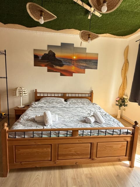 Bed, Bedroom, towels