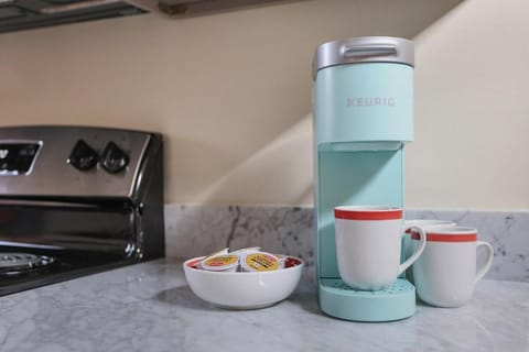 Coffee/tea facilities, Kitchen or kitchenette, stove