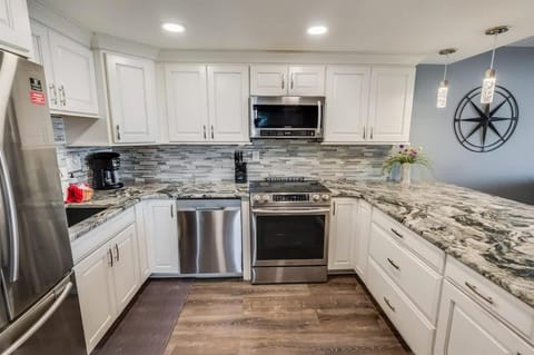 3BR Holiday Towers, Renovated, Balcony & Pool House in Myrtle Beach