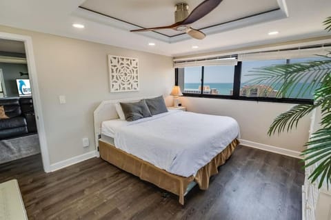 3BR Holiday Towers, Renovated, Balcony & Pool House in Myrtle Beach