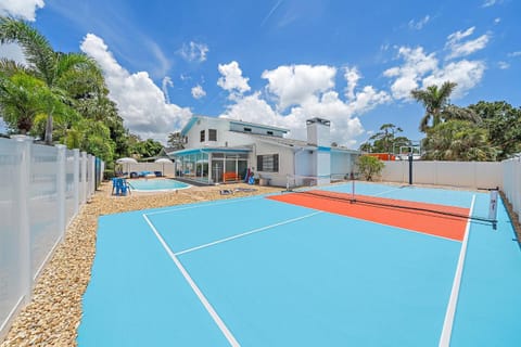 Area and facilities, Swimming pool, Sports