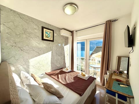 Bed, TV and multimedia, Seating area, Bedroom