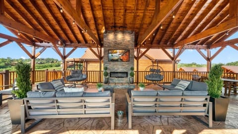 Camp Jericho - Pool, Theater, Games, Gym, Views House in Sevierville