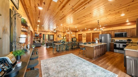 Camp Jericho - Pool, Theater, Games, Gym, Views House in Sevierville