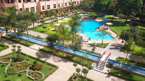 Property building, Spring, Day, Natural landscape, Garden, Garden, Garden view, Pool view, Swimming pool, Swimming pool, sunbed