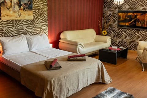 Bed, Living room, Photo of the whole room, Seating area, Bedroom, towels