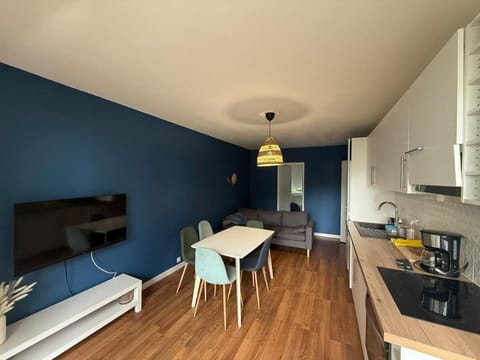 Spacious 4 bedroom family home 5 min from Caen Apartment in Caen