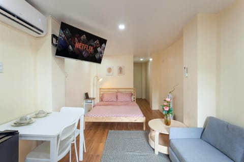Bed, TV and multimedia, Living room, Photo of the whole room, Dining area, Bedroom, air conditioner