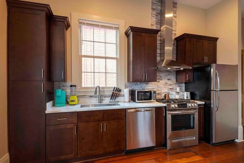 Coffee/tea facilities, Kitchen or kitchenette, dishwasher, oven, stove, toaster