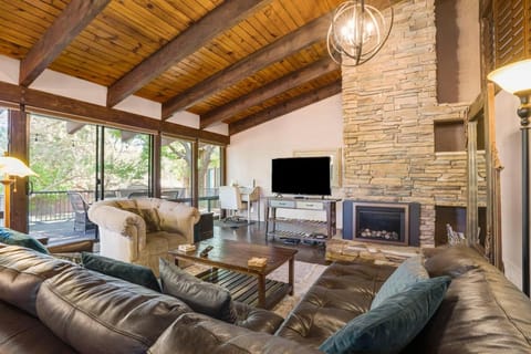 Communal lounge/ TV room, TV and multimedia, Living room, Seating area, Evening entertainment