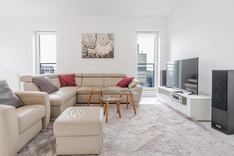 Communal lounge/ TV room, TV and multimedia, Living room, Seating area, Evening entertainment