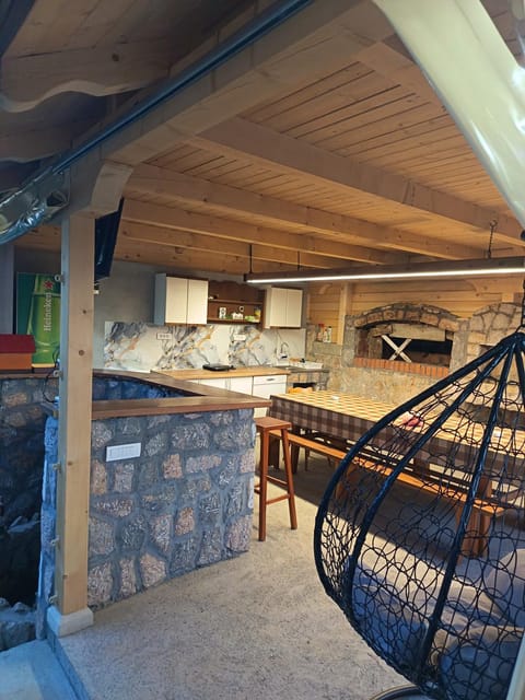 Kitchen or kitchenette, minibar
