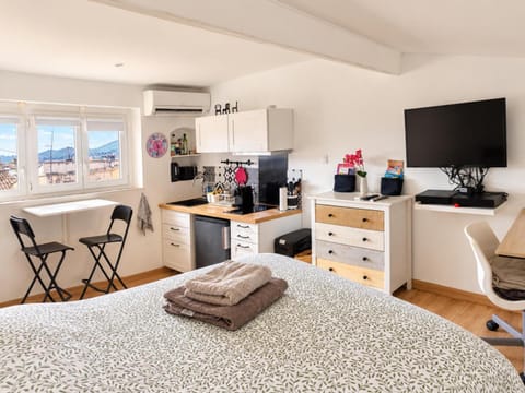 Bed, TV and multimedia, Kitchen or kitchenette, Dining area, Bedroom, air conditioner