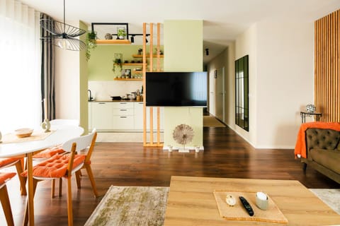TV and multimedia, Living room, Seating area, Dining area