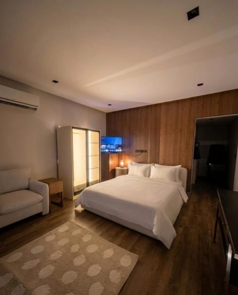 Bed, TV and multimedia, Photo of the whole room, Bedroom, wardrobe, air conditioner