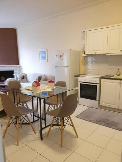 Comfortable apartment by the Metro Apartment in Alimos