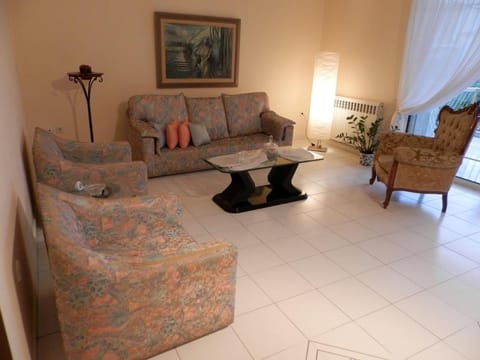 Comfortable apartment by the Metro Apartment in Alimos