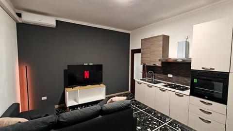 Communal lounge/ TV room, TV and multimedia, oven, stove