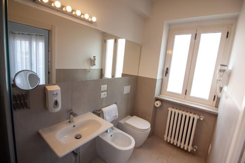 Toilet, Bathroom, bidet, internet, towels