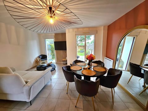 TV and multimedia, Living room, Seating area, Dining area, Garden view