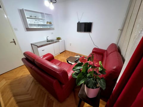 TV and multimedia, Kitchen or kitchenette, Living room, Seating area