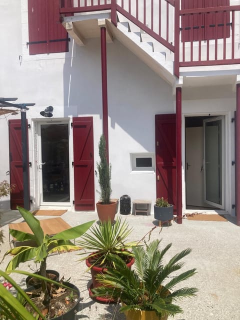 Facade/entrance, Balcony/Terrace