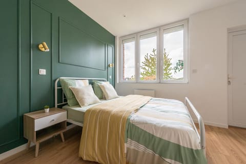 Bed, Photo of the whole room, Bedroom